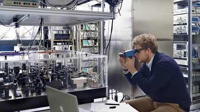 Ein Mitarbeiter des Instituts Metas schaut auf die Atomuhr. Ein Mitarbeiter des Instituts Metas schaut auf die Atomuhr.
