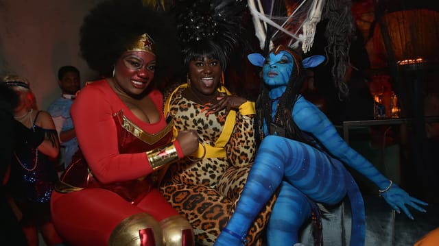 Drei Afro-Amerikanische Schauspielerinnen sind verkleidet als Helden und Fabelwesen.