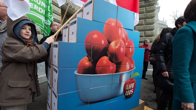 Ein Stapel mit den gesammelten Unterschriften vor der Bundeskanzlei in Bern. Ein Stapel mit den gesammelten Unterschriften vor der Bundeskanzlei in Bern.