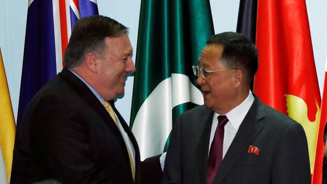 US-Aussenminister Mike Pompeo und Nordkoreas Aussenminister Ri Yong Ho an der Asean-Konferenz in Singapur US-Aussenminister Mike Pompeo und Nordkoreas Aussenminister Ri Yong Ho an der Asean-Konferenz in Singapur