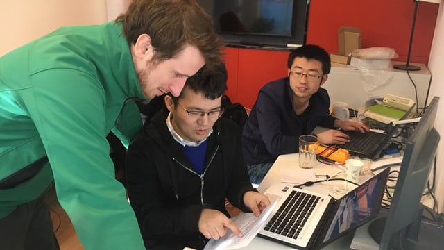 Bei der Entwicklung der Produkte ist Liam Bates auf seine chinesischen Ingenieure angewiesen. Bei der Entwicklung der Produkte ist Liam Bates auf seine chinesischen Ingenieure angewiesen.