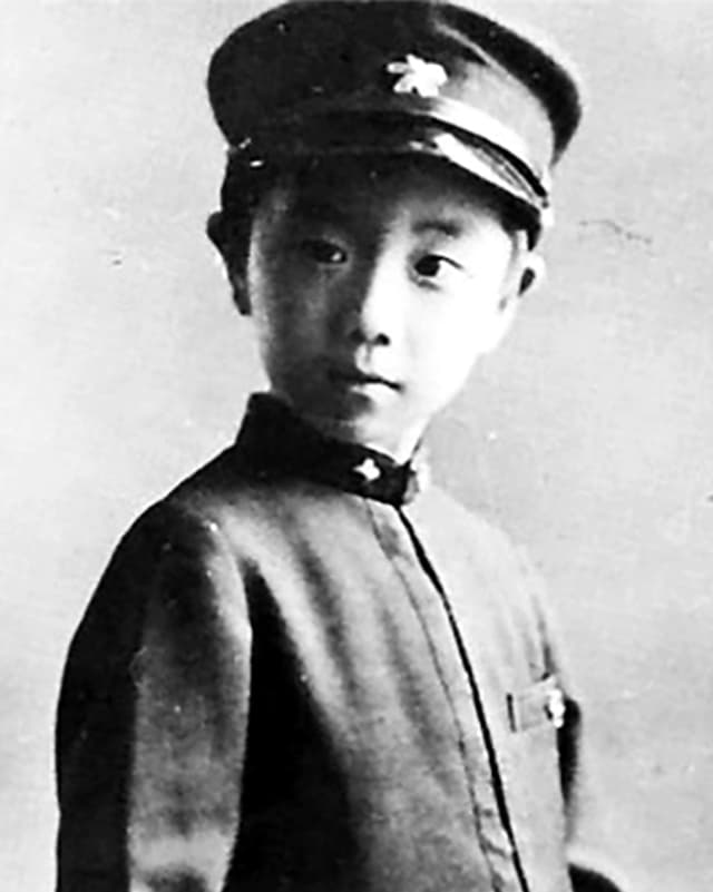 Kein Sport, kein Spielen an der Sonne: Yukio Mishima bei der Einschulung 1931. Kein Sport, kein Spielen an der Sonne: Yukio Mishima bei der Einschulung 1931.
