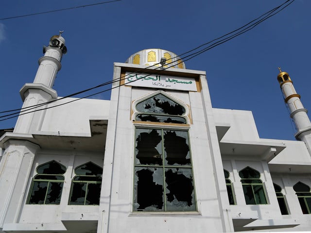 zerstörte Fenster einer Moschee
