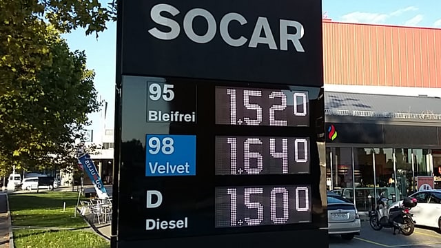 Schild vor einer Tankstelle mit Benzinpreisen. Schild vor einer Tankstelle mit Benzinpreisen.