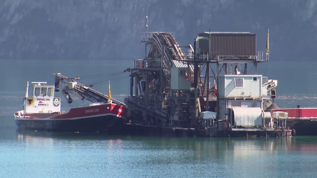 Bild von Schiff neben einer Kiesabbau-Maschine im Urnersee Bild von Schiff neben einer Kiesabbau-Maschine im Urnersee