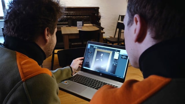 Mitarbeiter des Zivilschutzes erfassen auf dem Computer die Kunstobjekte im Schloss Heidegg. Mitarbeiter des Zivilschutzes erfassen auf dem Computer die Kunstobjekte im Schloss Heidegg.