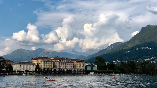 Blick über den Luganersee zur Stadt Lugano, dahinter grosse Quellwolken. Blick über den Luganersee zur Stadt Lugano, dahinter grosse Quellwolken.