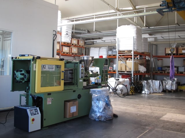 Blick in die Werkhalle mit Regalen und technischem Gerät Blick in die Werkhalle mit Regalen und technischem Gerät
