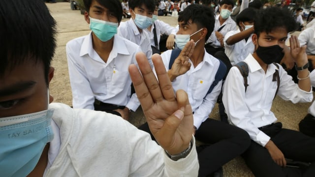 Studenten in Bangkok bei einem Sit-In Studenten in Bangkok bei einem Sit-In
