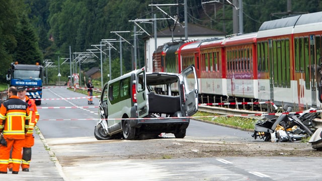 Unfallauto neben Bahnübergang Unfallauto neben Bahnübergang