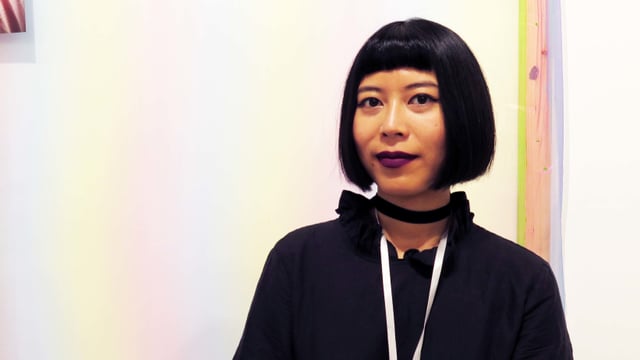 Eine Frau steht vor einem Kunstwerk Eine Frau steht vor einem Kunstwerk
