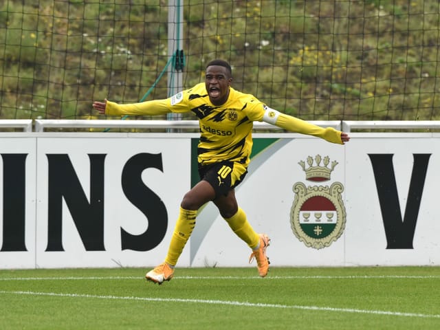 Youssoufa Moukoko bejubelt ein Tor.