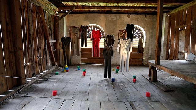Vista sin in'installaziun cun costums da teater. Vista sin in'installaziun cun costums da teater.