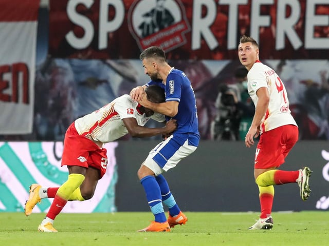 Nordi Mukiele (l.) von RB Leipzig wird von Schalkes Vedat Ibisevic in die Mangel genommen. Am Ende haben die Leipziger die Oberhand und siegen gleich mit 4:0.