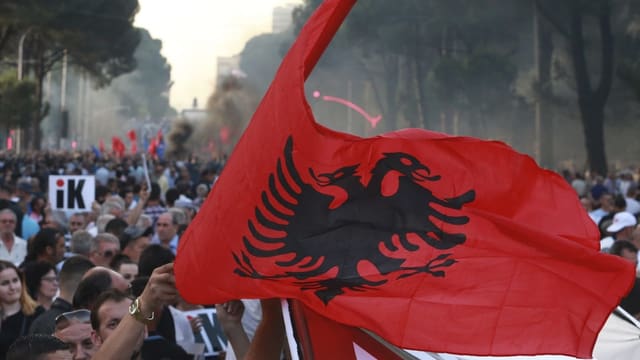 Leute mit albanischer Flagge am demonstrieren. Leute mit albanischer Flagge am demonstrieren.