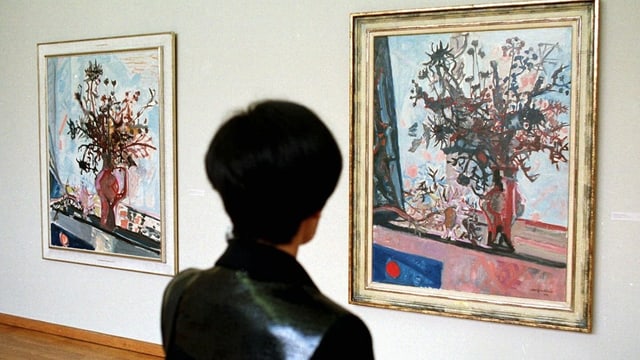Frau betrachtet ein Bild im Museum Frau betrachtet ein Bild im Museum