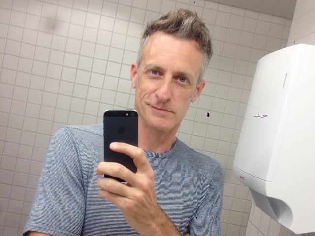 Lucius Müller vor einem Spiegel. Lucius Müller vor einem Spiegel.