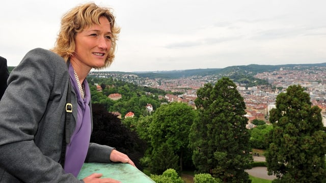 Susanne Hochuli schaut in die Ferne von einem Balkon. Susanne Hochuli schaut in die Ferne von einem Balkon.