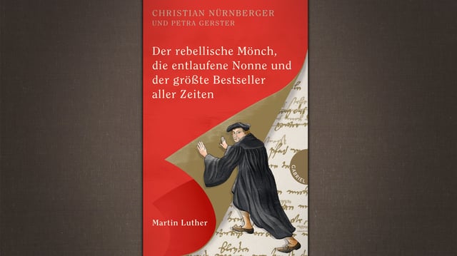 Luther ist auf dem Buchcover. Er schlägt eine Buchseite um. Luther ist auf dem Buchcover. Er schlägt eine Buchseite um.