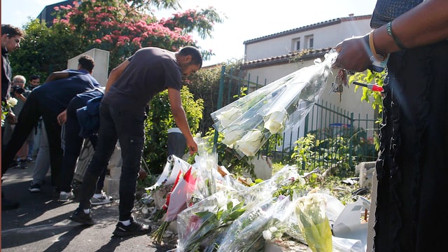 Mann legt Blumen nieder Mann legt Blumen nieder