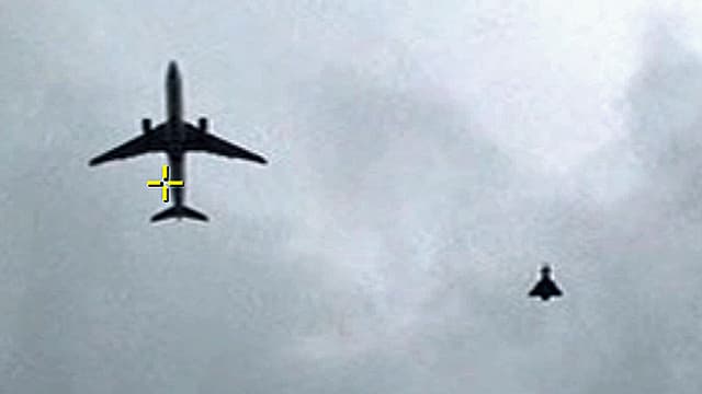 Blick in den Himmel: Abfangjäger neben der Passagiermaschine Blick in den Himmel: Abfangjäger neben der Passagiermaschine