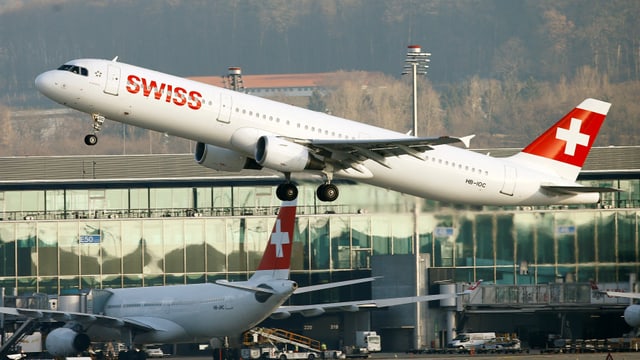 Ein Swiss-Flieger hebt am Flughafen Zürich ab. Ein Swiss-Flieger hebt am Flughafen Zürich ab.