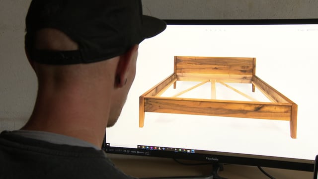 Mann am Computerbildschirm. Mann am Computerbildschirm.