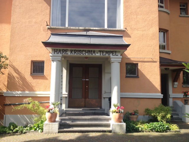 Ein Hauseingang mit der Überschrift "Hare Krischna-Tempel" ist zu sehen. Ein Hauseingang mit der Überschrift "Hare Krischna-Tempel" ist zu sehen.