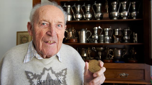 Nino Bibbia zeigt seine Olympische Goldmedaille. Nino Bibbia zeigt seine Olympische Goldmedaille.