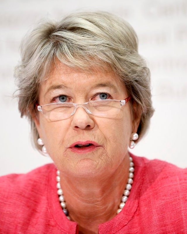 Eichenberger spricht vor den Medien. Eichenberger spricht vor den Medien.