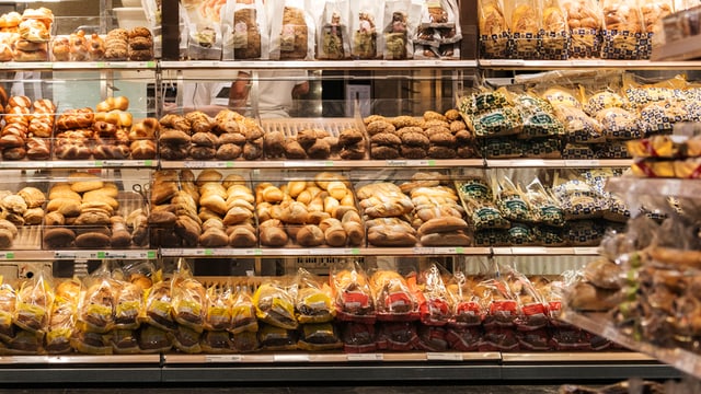 Ein Regal mit vielen verschiedenen Brotsorten. Ein Regal mit vielen verschiedenen Brotsorten.