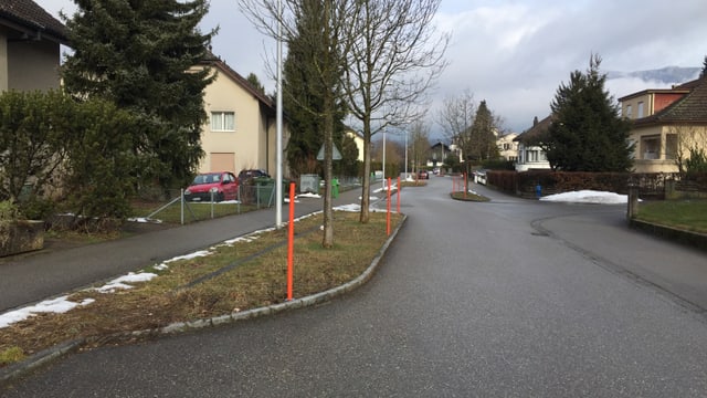 Strasse mit Verkehrshindernissen Strasse mit Verkehrshindernissen