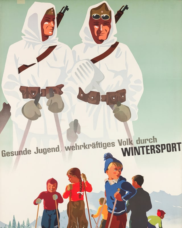 Zwei weiss gekleidete Männer in Skiausrüstung und mit Gewehr. Darunter Kinder in Skiausrüstung. Zwei weiss gekleidete Männer in Skiausrüstung und mit Gewehr. Darunter Kinder in Skiausrüstung.