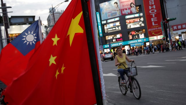 Chinesische und taiwanesische Flagge in einer Strasse. Chinesische und taiwanesische Flagge in einer Strasse.