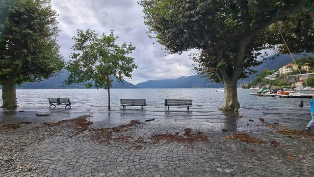 Die Promenadebänke in Ascona stehen im Wasser. Die Promenadebänke in Ascona stehen im Wasser.