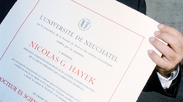 Ehrendoktor-Doplom für den verstorbenen Swatch-Gründer Nicolas Hayek, 1996 an der Uni Neuenburg. Ehrendoktor-Doplom für den verstorbenen Swatch-Gründer Nicolas Hayek, 1996 an der Uni Neuenburg.