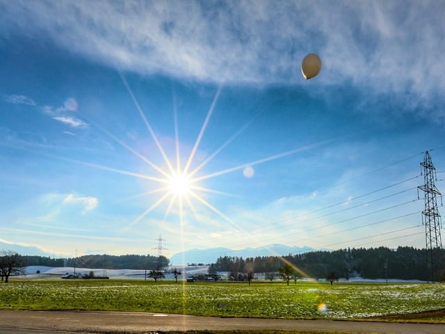 Sonne über Landschaft.