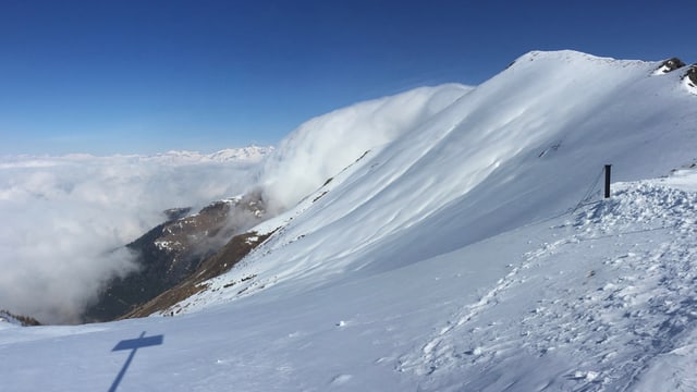Das Stätzerhorn verschwindet allmählich in den Wolken. Das Stätzerhorn verschwindet allmählich in den Wolken.