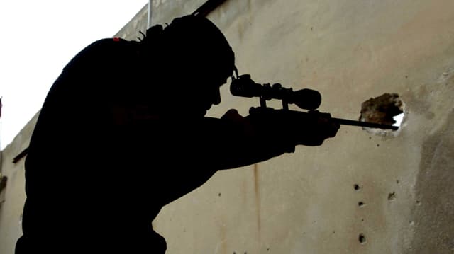 Ein Kämpfer der Freien Syrischen Armee in Lauerstellung. Ein Kämpfer der Freien Syrischen Armee in Lauerstellung.