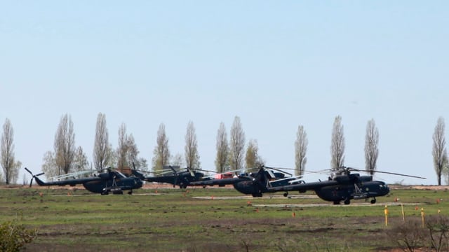 Fünf russische Militärhelikopter auf einem Feld in der Ukraine. Fünf russische Militärhelikopter auf einem Feld in der Ukraine.