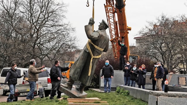 Das Denkmal für den Sowjet-Marschall Iwan Konew aus dem Zweiten Weltkrieg im Prager Distrikt 6 Bubenec wurde am 3. April 2020 entfernt. Erstellt wurde es 1980 und sollte an dessen Rolle bei der Befreiung der damaligen Tschechoslowakei von den Nazis erinnern. Das Denkmal für den Sowjet-Marschall Iwan Konew aus dem Zweiten Weltkrieg im Prager Distrikt 6 Bubenec wurde am 3. April 2020 entfernt. Erstellt wurde es 1980 und sollte an dessen Rolle bei der Befreiung der damaligen Tschechoslowakei von den Nazis erinnern.