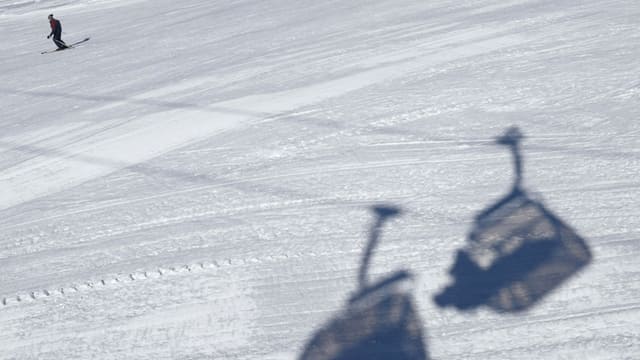 Schatten von zwei Gondeln auf einer Piste. Schatten von zwei Gondeln auf einer Piste.