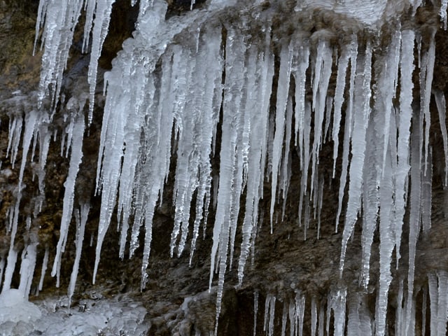 Eiszapfen an einem Fels.