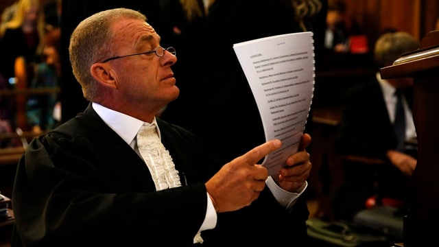 Staatsanwalt Gerrie Nel vor der Verhandlung am Berufungsgericht in Bloemfontein. Staatsanwalt Gerrie Nel vor der Verhandlung am Berufungsgericht in Bloemfontein.