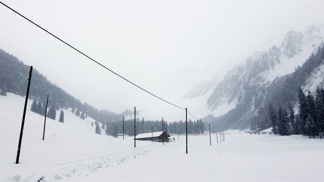 Diemtigtal im Winter. Talkessel. Links und rechts bewaldete Hänge. Diemtigtal im Winter. Talkessel. Links und rechts bewaldete Hänge.
