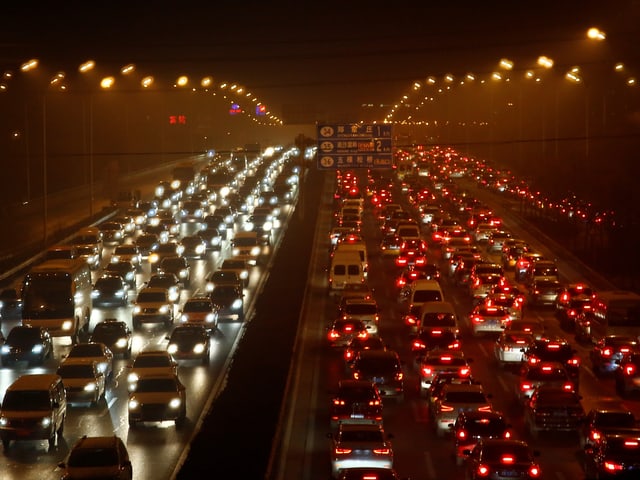 Von Smog verhüllte mehrspurige Strasse in Peking. Von Smog verhüllte mehrspurige Strasse in Peking.