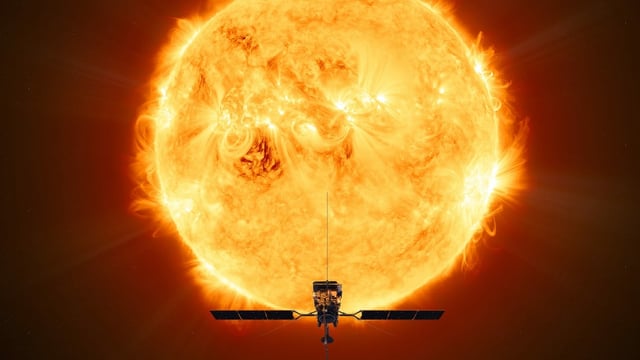 Eine Raumsonde vor der glühenden Sonne. Eine Raumsonde vor der glühenden Sonne.
