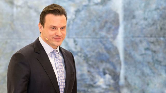 Patrick Frost, CEO von Swiss Life, auf dem Weg zum Rednerpult an einer Pressekonferenz. Patrick Frost, CEO von Swiss Life, auf dem Weg zum Rednerpult an einer Pressekonferenz.