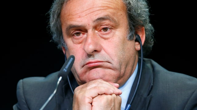 Platini sitzt vor einem Mikrofon, er macht ein wenig begeistertes Gesicht. Platini sitzt vor einem Mikrofon, er macht ein wenig begeistertes Gesicht.