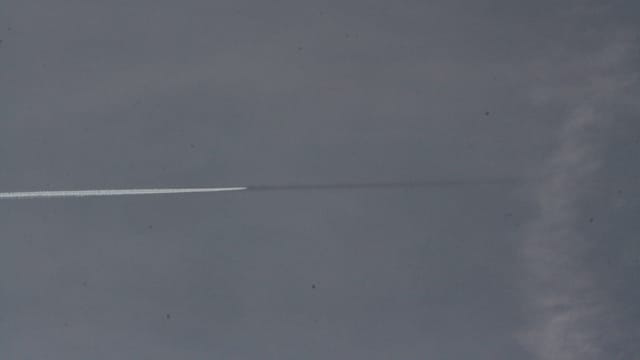 Vor den Flugzeugen bildeten sich am Donnerstag zum Teil schwarze Streifen. Vor den Flugzeugen bildeten sich am Donnerstag zum Teil schwarze Streifen.